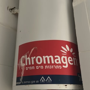 דוד חימום מים עם צנרת וחיבורים חשמליים