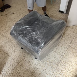 כיסא עטוף בניילון בחדר עם רצפת אריחים