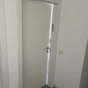 דלת לבנה פתוחה למחצה עם ידית כסופה