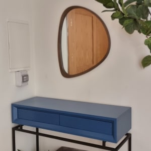 שולחן כחול עם מראה על הקיר