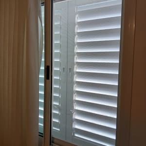 חלון אלומיניום עם תריסים סגורים ורשת