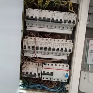 לוח חשמל עם מפסקים וחוטים חשמליים