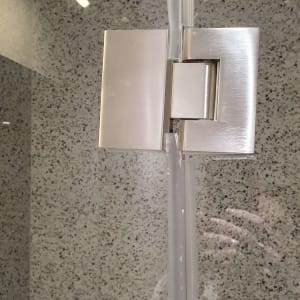 ציר מתכת לדלת זכוכית במקלחת