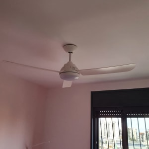 מאוורר תקרה לבן מותקן על תקרה ורודה