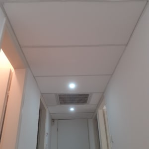 תקרת גבס עם תאורה שקועה ופתח אוורור