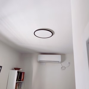 מזגן מותקן על קיר עם חוטי חשמל גלויים