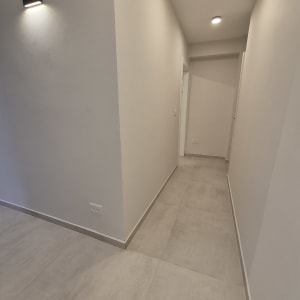 מסדרון עם קירות ותאורה מודרנית