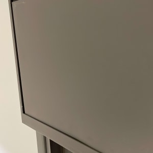 תקריב של תריס מתכת אפור על קיר לבן