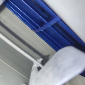 חלק פנימי של מזגן עם להבים כחולים ולבנים