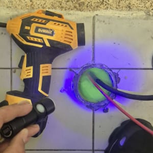 כלי עבודה, פנס, חור ברצפה עם צינורות