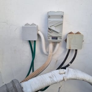 תמונה של חיבורים חשמליים על קיר