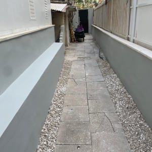 שביל מרוצף עם קירות צבועים בצבע אפור