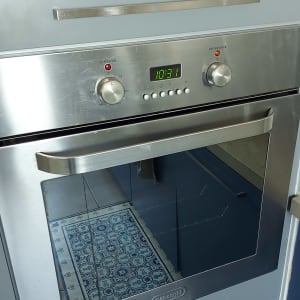 תנור אפייה עם תצוגת זמן וכפתורי שליטה