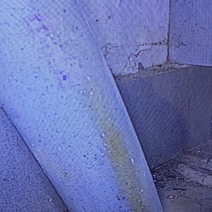 צינור עם סימני רטיבות על קיר