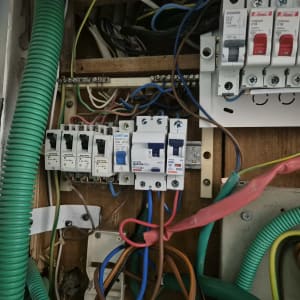 לוח חשמל עם מפסקים וחוטי חשמל צבעוניים