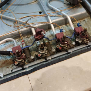 שסתומים וצינורות מתכת במערכת גז