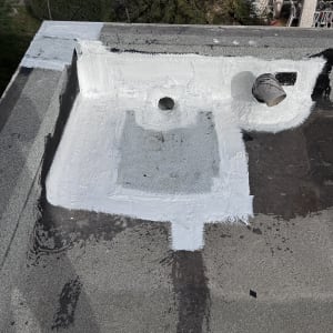 איטום גג עם חומר לבן סביב צינור