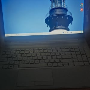 מחשב נייד עם מסך תצוגה של מגדלור