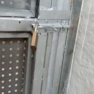 שער מתכת עם מנעול ובריח