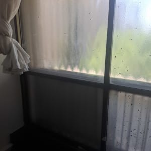 חלון עם זגוגית זכוכית מחוספסת ומסגרת חלון