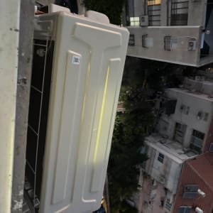 יחידת מזגן מותקנת על קיר חיצוני של בניין