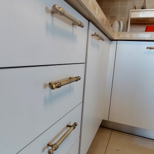 ארונות מטבח עם ידיות מתכת מוזהבות