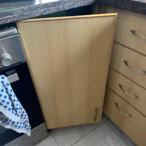 ארון מטבח פתוח עם מגבות על השיש