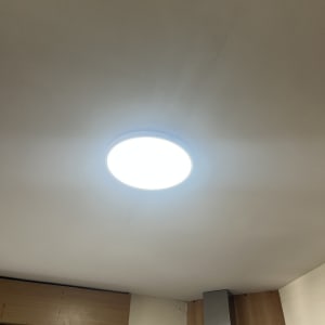 תאורה עגולה מותקנת בתקרה