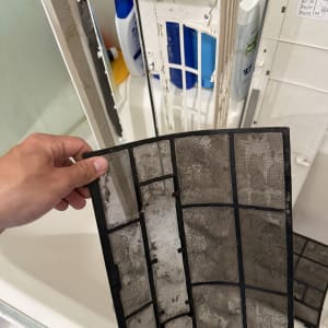 מסנן מזגן מלוכלך ומפורק לניקוי