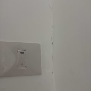 קיר עם סדק ליד מתג חשמל