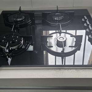 כיריים גז שחורות עם ארבעה מבערים