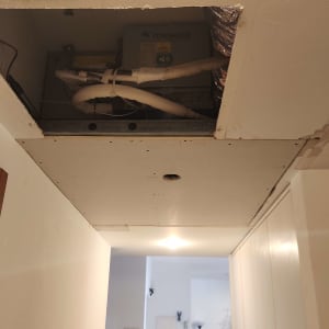 מערכת מיזוג אוויר בתקרה עם צינורות