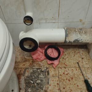 תמונה של צנרת ותיקון רצפה בחדר אמבטיה
