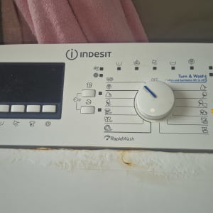 מכונת כביסה עם לוח בקרה ותצוגה דיגיטלית