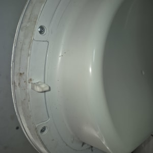 חלק פנימי של מכשיר חשמלי עם ברגים