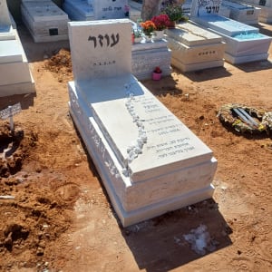 מצבות בבית קברות עם פרחים ואבנים