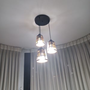 מנורת תקרה עם שלושה אהילים תלויים