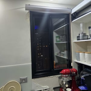 חלון אלומיניום במטבח עם מכשירי חשמל וכלים