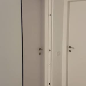 שתי דלתות לבנות עם ידיות כסופות