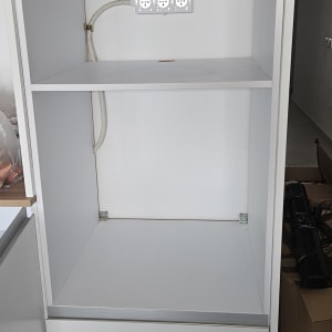 שקעי חשמל מותקנים בארון מטבח