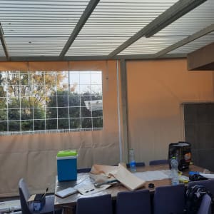 סוכך עם חלון פלסטיק שקוף במסגרת מתכתית