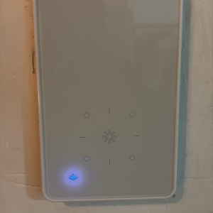 לוח בקרה חשמלי עם תאורה כחולה