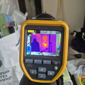 מד חום תרמי מציג טמפרטורה על קיר