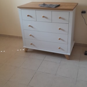 שידה לבנה עם מגירות וידיות עץ