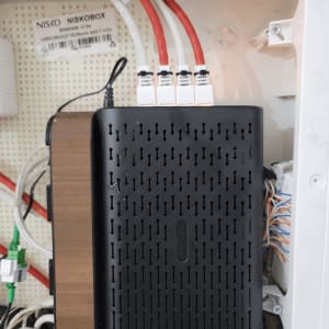 נתב שחור עם כבלים אדומים ולבנים מחוברים