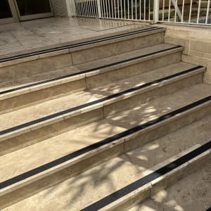 מדרגות נקיות עם פסי מגן שחורים