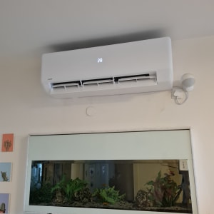 מזגן קיר עם תצוגת טמפרטורה דולקת