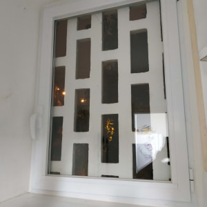 חלון אלומיניום עם מסגרת לבנה