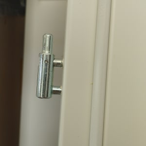 ציר מתכת על דלת לבנה