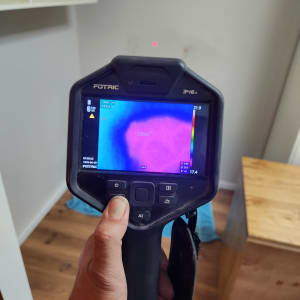 מצלמה תרמית מציגה תמונה צבעונית על מסך